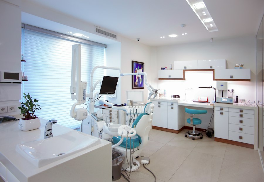 Sala de tratamiento de DentalNova con sillón dental y equipo moderno
