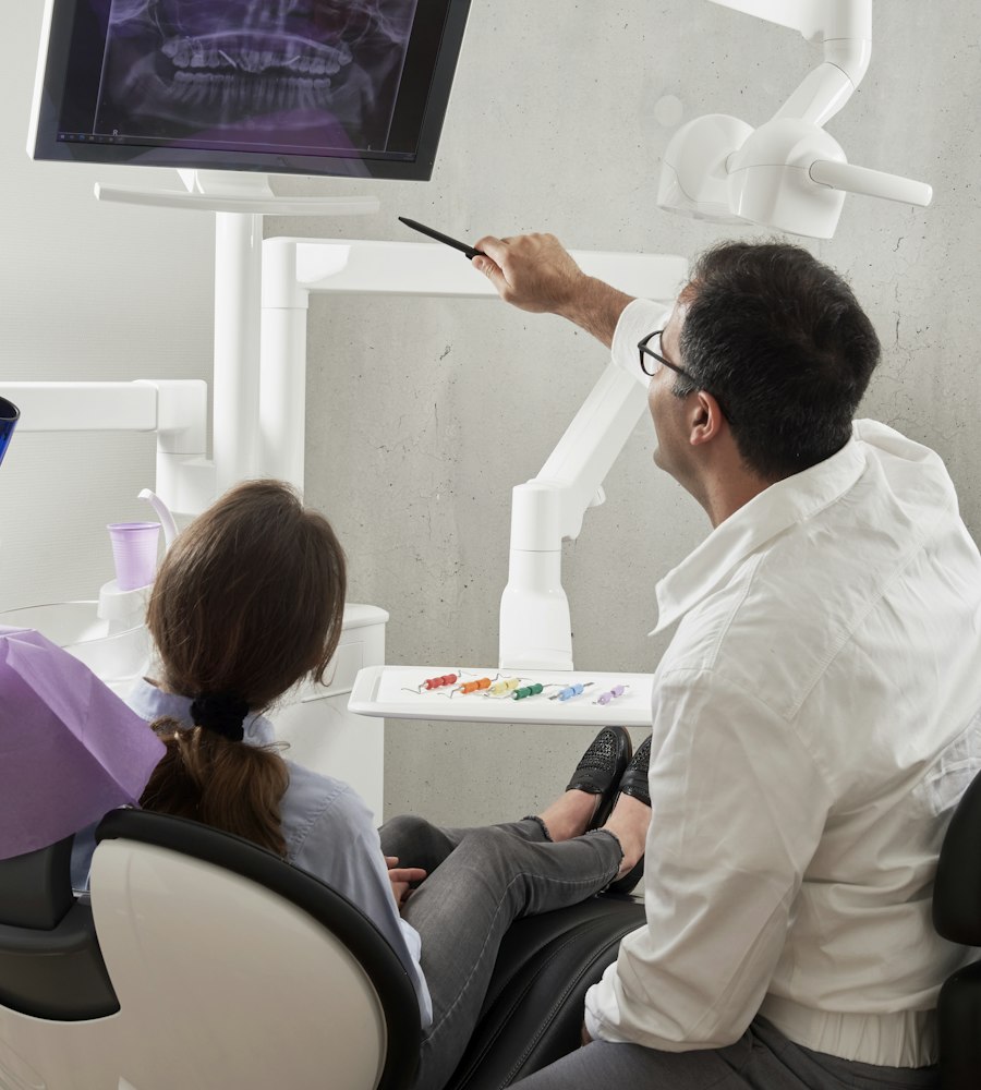 Odontóloga de DentalNova mostrando un diagnóstico a un paciente en la clínica